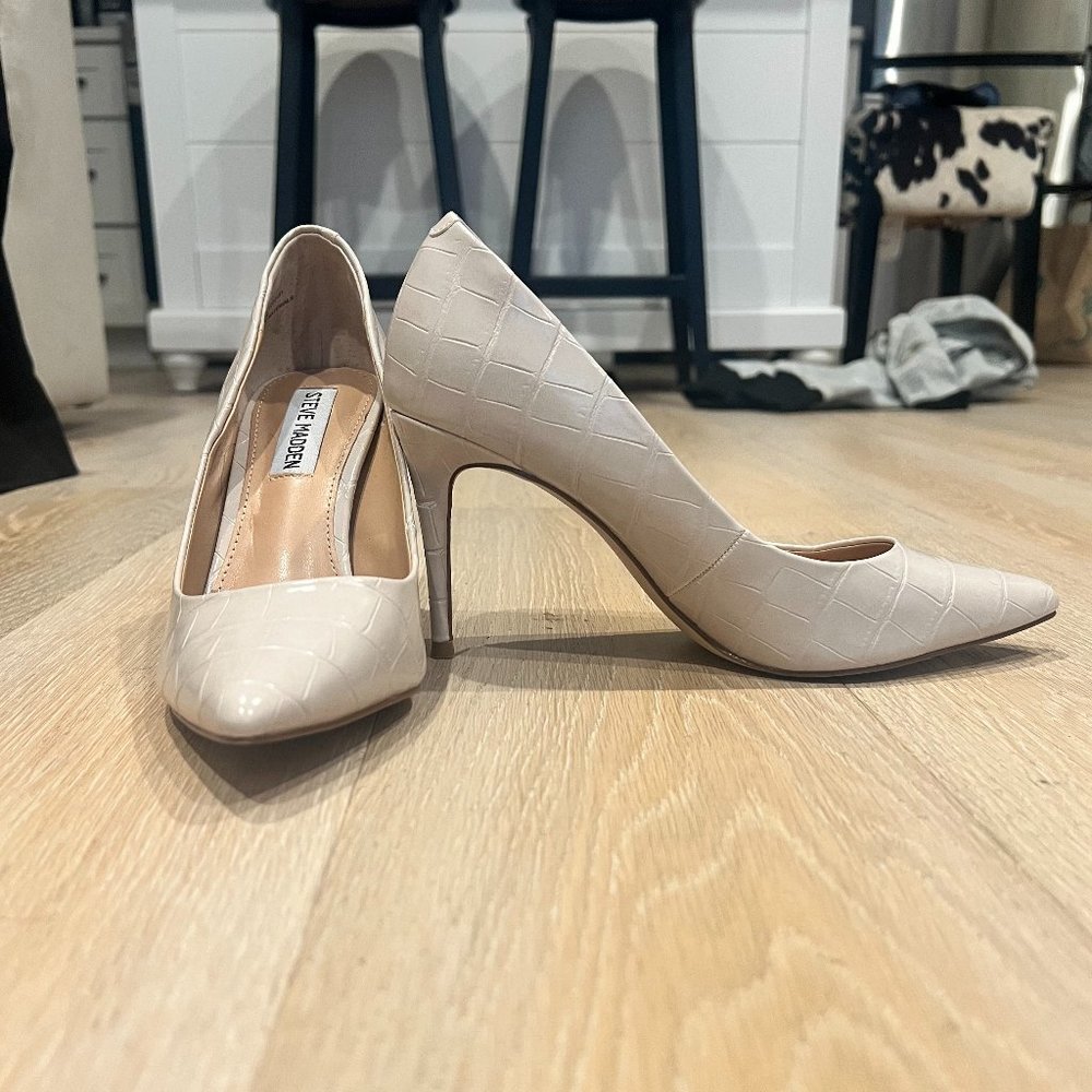 Steve Madden Nude Crocodile  Pump (NEW)